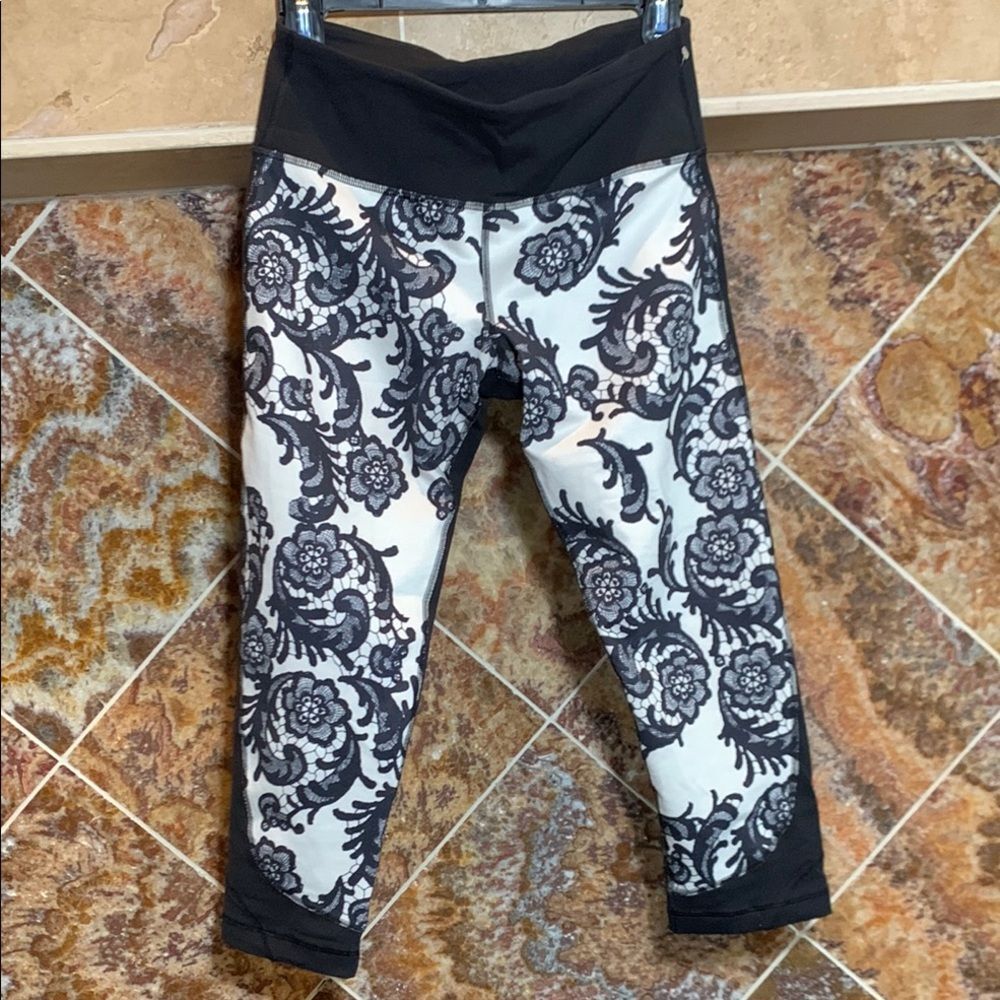 Lululemon Lustrous Crop Laceoflage Polar Cream Black / Black Size 6